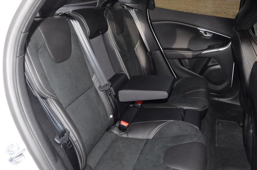 Интерьер Volvo V40 D2 R-Design 2016 года  (UK) (фото 5 из 10)
